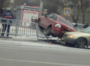 В Воронеже Volkswagen повис на ограждении после ДТП В Воронеже Volkswagen повис на ограждении после ДТП