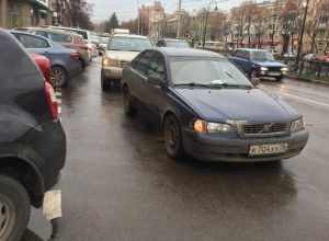 В Воронеже одна автомобилистка хамской парковкой заблокировала другую В Воронеже одна автомобилистка хамской парковкой заблокировала другую