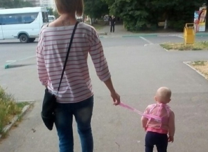 Воронежцев взбесила женщина, ведущая на поводке ребенка Воронежцев взбесила женщина, ведущая на поводке ребенка