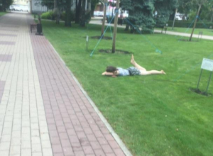 Девушку без комплексов обнаружили в траве после Последнего звонка в Воронеже Девушку без комплексов обнаружили в траве после Последнего звонка в Воронеже