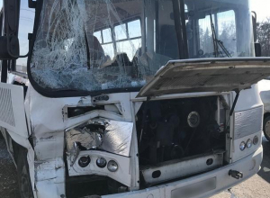 В Воронеже перед Северным мостом два автобуса столкнулись с грузовиком В Воронеже перед Северным мостом два автобуса столкнулись с грузовиком