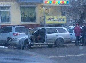 В Воронеже маршрутка вывернула дверь припаркованной легковушке В Воронеже маршрутка вывернула дверь припаркованной легковушке