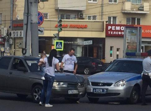 Сотрудник ГИБДД устроил ДТП в центре Воронежа Сотрудник ГИБДД устроил ДТП в центре Воронежа