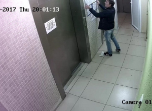 Яростный воронежец справил нужду на лифт и попал на видео Яростный воронежец справил нужду на лифт и попал на видео