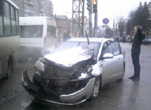 Центр Воронежа превратился в сплошную пробку из-за ДТП с маршруткой и Kia Центр Воронежа превратился в сплошную пробку из-за ДТП с маршруткой и Kia