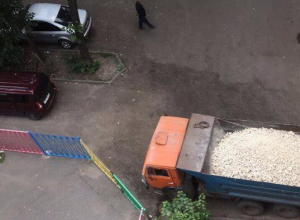 Дорожники объяснили, почему забаррикадировали жителей Воронежа в собственном дворе Дорожники объяснили, почему забаррикадировали жителей Воронежа в собственном дворе