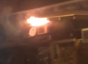Попытки спасти горящее кафе сняли на видео в Воронеже Попытки спасти горящее кафе сняли на видео в Воронеже