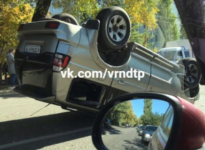 Авария с перевертышем в Воронеже собрала километровую пробку Авария с перевертышем в Воронеже собрала километровую пробку
