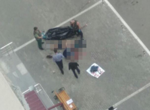 В воронежском ЖК молодой человек в трусах выпал из окна 25-этажа В воронежском ЖК молодой человек в трусах выпал из окна 25-этажа