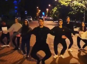 Массовый ночной танец под Little Big попал на видео в Воронеже Массовый ночной танец под Little Big попал на видео в Воронеже