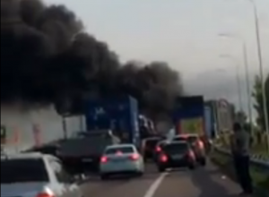У автозаправки на трассе под Воронежем полыхала фура У автозаправки на трассе под Воронежем полыхала фура