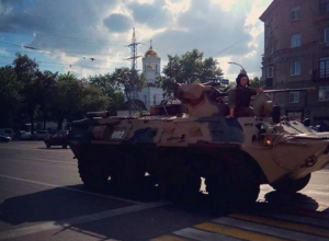 Задумчивого военного на БМП сфотографировали в центре Воронежа Задумчивого военного на БМП сфотографировали в центре Воронежа