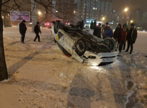 В Воронеже в ДТП перевернулось такси и попало на видео В Воронеже в ДТП перевернулось такси и попало на видео