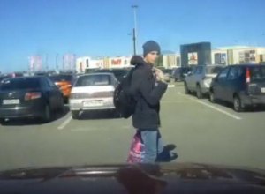 В Воронеже сняли на видео угрожающего «отсечением головы» попрошайку В Воронеже сняли на видео угрожающего «отсечением головы» попрошайку