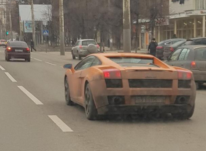 Оранжевая Lamborghini спровоцировала в Воронеже «классовую войну» Оранжевая Lamborghini спровоцировала в Воронеже «классовую войну»