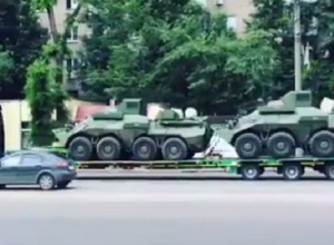Разъезжающие по Воронежу тягачи с военной техникой попали на видео Разъезжающие по Воронежу тягачи с военной техникой попали на видео
