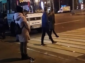 Девушка научила утюг правильно переходить дорогу в центре Воронежа Девушка научила утюг правильно переходить дорогу в центре Воронежа
