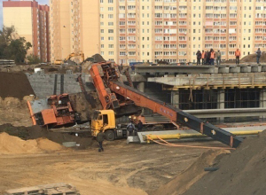 Кран рухнул на место строительства развязки на улице 9 Января в Воронеже Кран рухнул на место строительства развязки на улице 9 Января в Воронеже