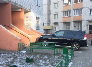 Жители Воронежа вступились за водителя, по-хамски припарковавшего внедорожник Жители Воронежа вступились за водителя, по-хамски припарковавшего внедорожник