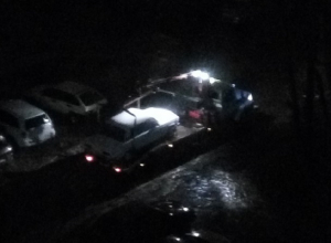 Из дворов в Воронеже машины стали эвакуировать по ночам Из дворов в Воронеже машины стали эвакуировать по ночам