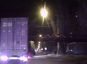 Жесткое столкновение грузовика с поездом в Воронеже сняли на видео Жесткое столкновение грузовика с поездом в Воронеже сняли на видео