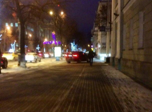 Господин на BMW X6 устроил дерзкий вояж по тротуару в центре Воронежа Господин на BMW X6 устроил дерзкий вояж по тротуару в центре Воронежа