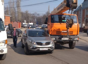 ДТП с автокраном остановило движение на улице 9 Января в Воронеже ДТП с автокраном остановило движение на улице 9 Января в Воронеже