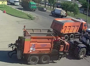 Момент столкновения трактора с фурой в Воронеже попал на видео Момент столкновения трактора с фурой в Воронеже попал на видео