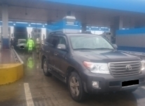 Фура протаранила Land Cruiser и ВАЗ на пункте оплаты трассы М-4 «Дон» в Воронеже Фура протаранила Land Cruiser и ВАЗ на пункте оплаты трассы М-4 «Дон» в Воронеже