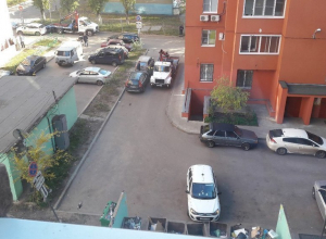Воронежцы злорадствуют эвакуации автомобилей из двора на Хользунова Воронежцы злорадствуют эвакуации автомобилей из двора на Хользунова
