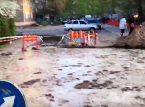 На видео попали опасные последствия коммунальной аварии на улице Ростовской в Воронеже На видео попали опасные последствия коммунальной аварии на улице Ростовской в Воронеже