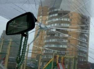 В Воронеже водителю в лобовое стекло прилетел «подарок» в виде молотка В Воронеже водителю в лобовое стекло прилетел «подарок» в виде молотка