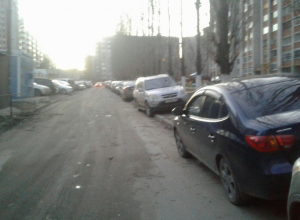 Парковка на тротуарах Северного микрорайона разделила воронежцев на два лагеря Парковка на тротуарах Северного микрорайона разделила воронежцев на два лагеря