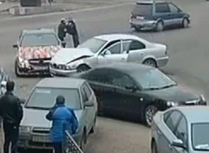 Драка водителей BMW и Mercedes после ДТП в Воронеже попала на видео Драка водителей BMW и Mercedes после ДТП в Воронеже попала на видео