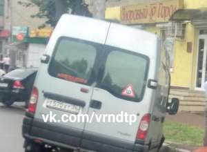 В Воронеже автобус провалился в яму и завис над землей В Воронеже автобус провалился в яму и завис над землей