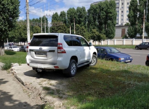 Высший уровень хамской парковки продемонстрировал Land Cruiser в Воронеже Высший уровень хамской парковки продемонстрировал Land Cruiser в Воронеже