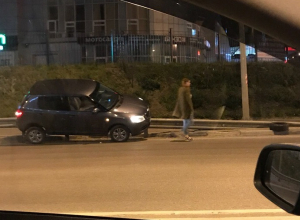 Оседлавшую отбойник иномарку после массового ДТП сняли в Воронеже Оседлавшую отбойник иномарку после массового ДТП сняли в Воронеже