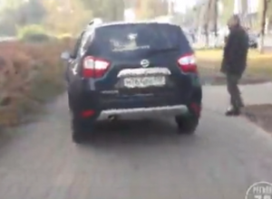 Вытеснение пешеходов автомобилистами на тротуаре сняли в Воронеже Вытеснение пешеходов автомобилистами на тротуаре сняли в Воронеже