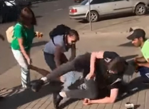 Жестокое избиение девушки в центре Воронежа сняли на видео Жестокое избиение девушки в центре Воронежа сняли на видео