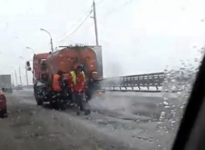 Укладка асфальта в метель возмутила автомобилистов Воронежа Укладка асфальта в метель возмутила автомобилистов Воронежа