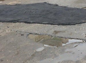 Над автомобилистами поиздевались ремонтом асфальта под Воронежем Над автомобилистами поиздевались ремонтом асфальта под Воронежем