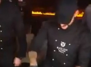 Тимати снял на видео, как готовит бургеры из воронежского мяса Тимати снял на видео, как готовит бургеры из воронежского мяса