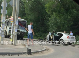 Шесть человек пострадали в ДТП с автобусом и Skoda в Воронеже Шесть человек пострадали в ДТП с автобусом и Skoda в Воронеже