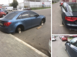 В воронежском ЖК с автомобилей поснимали колеса и зеркала В воронежском ЖК с автомобилей поснимали колеса и зеркала