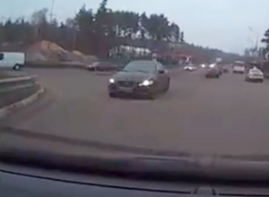 На видео попало, как в Воронеже «Ягуар» выехал на «встречку» и едва не устроил ДТП На видео попало, как в Воронеже «Ягуар» выехал на «встречку» и едва не устроил ДТП