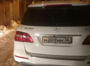 Воронежцев привела в ярость парковка Mercedes с «блатными» номерами Воронежцев привела в ярость парковка Mercedes с «блатными» номерами