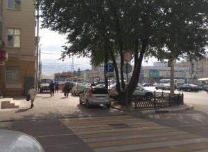 Узаконенная парковка на тротуаре у воронежской налоговой попала на фото Узаконенная парковка на тротуаре у воронежской налоговой попала на фото