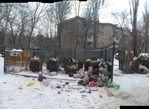 На скандальной мусорке по Хользунова в Воронеже коммунальщики взялись за старое На скандальной мусорке по Хользунова в Воронеже коммунальщики взялись за старое