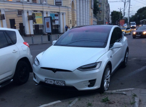 Воронежцев удивила новейшая Tesla Model X в центре города Воронежцев удивила новейшая Tesla Model X в центре города