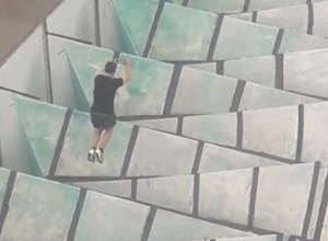 Прыгающего по крыше паркурщика сняли на видео в центре Воронежа Прыгающего по крыше паркурщика сняли на видео в центре Воронежа